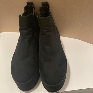 Black boot in good condition